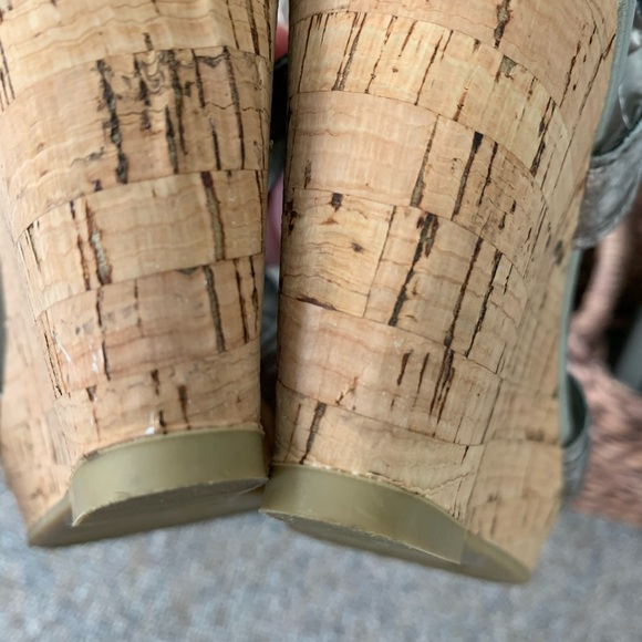 Kelly & Katie  6 1/2 Silver and Cork Wedge Heels - Picture 4 of 10